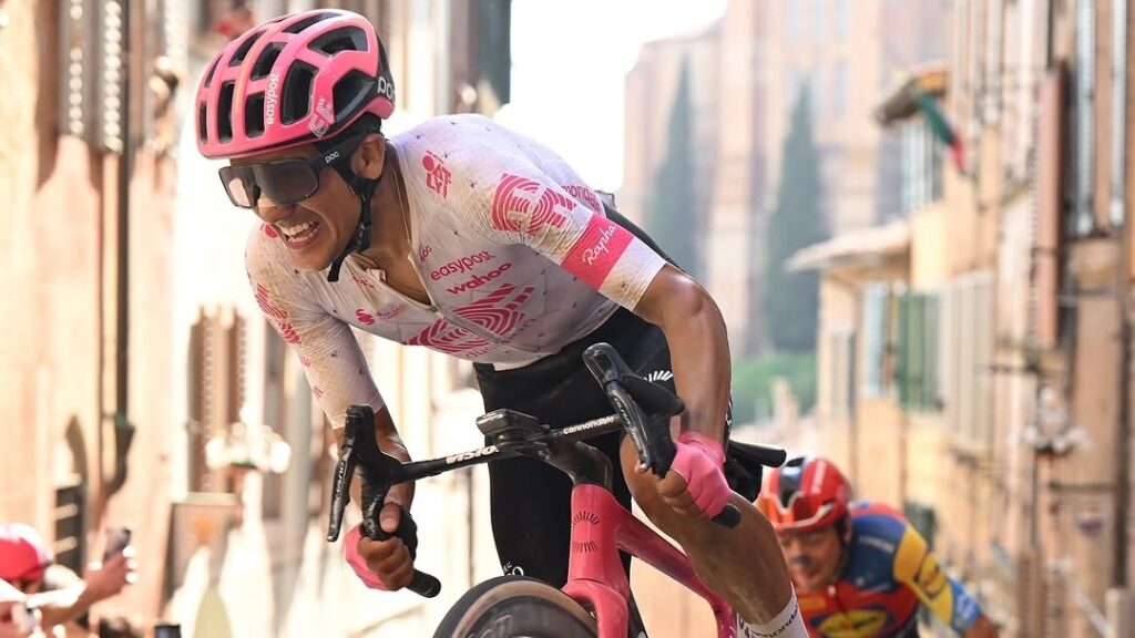 Richard Carapaz terminó cuarto en la general y en la etapa del Giro de Italia 2025.