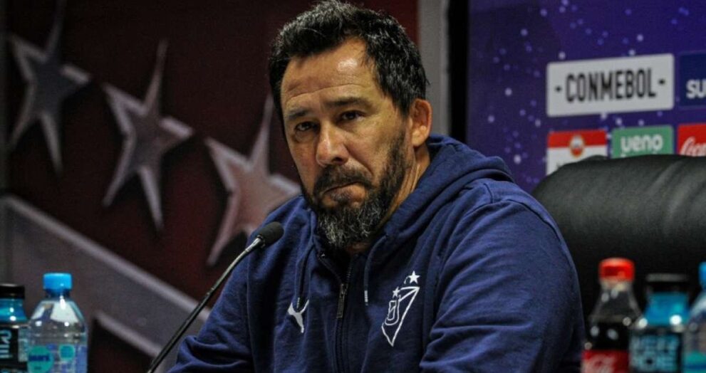 Liga Deportiva Universitaria de Quito anunció la salida de su director técnico, el argentino Pablo “Vitamina” Sánchez.